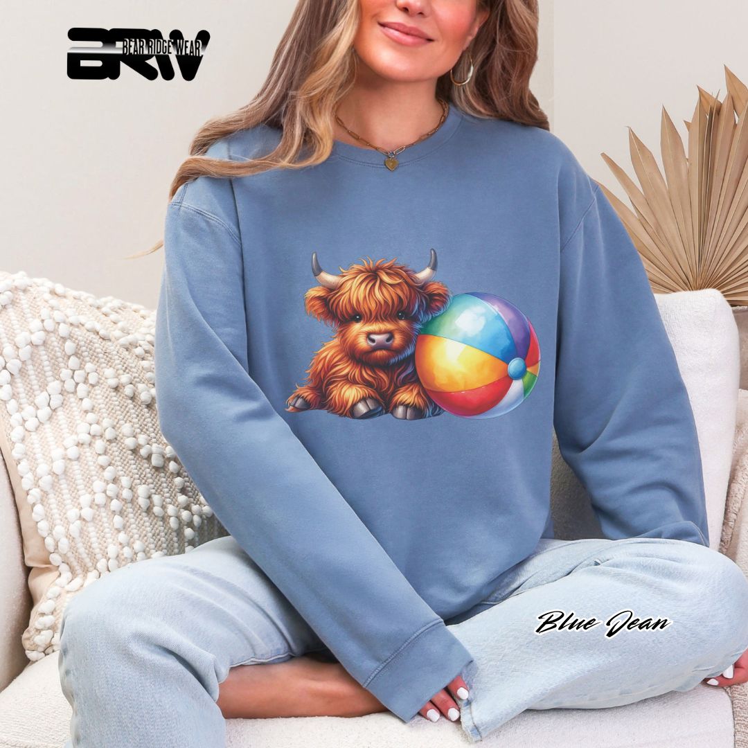 'Highland Cow-Beachball' Summer Crewneck Sweatshirt