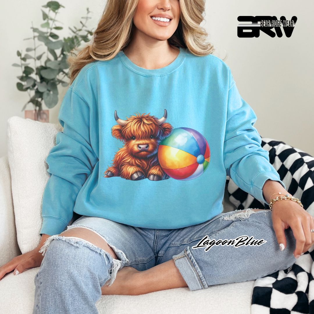 'Highland Cow-Beachball' Summer Crewneck Sweatshirt