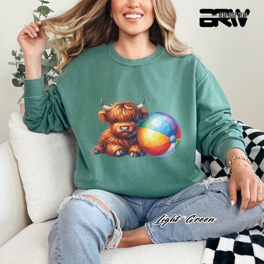 'Highland Cow-Beachball' Summer Crewneck Sweatshirt