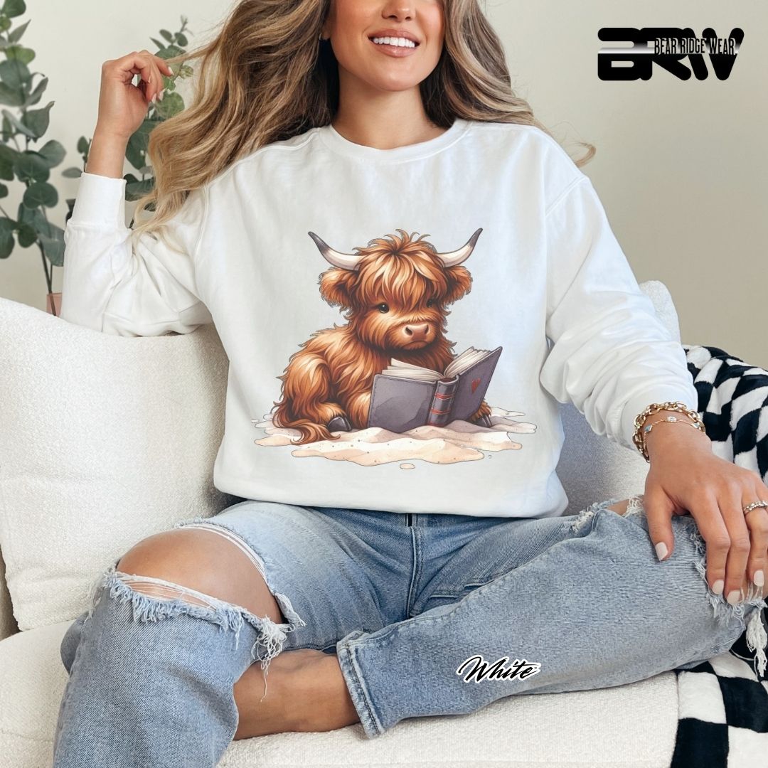 'Highland Cow-Beach-Book' Summer Crewneck Sweatshirt