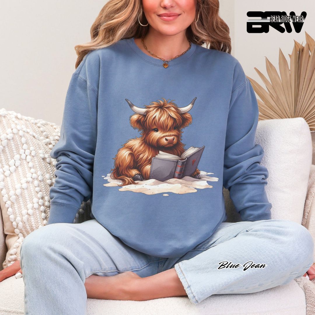 'Highland Cow-Beach-Book' Summer Crewneck Sweatshirt