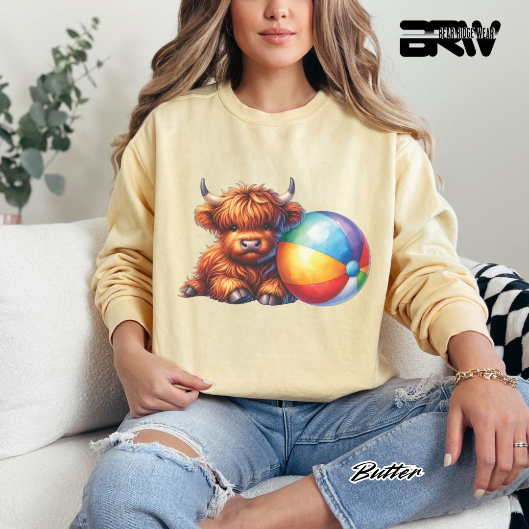 'Highland Cow-Beachball' Summer Crewneck Sweatshirt