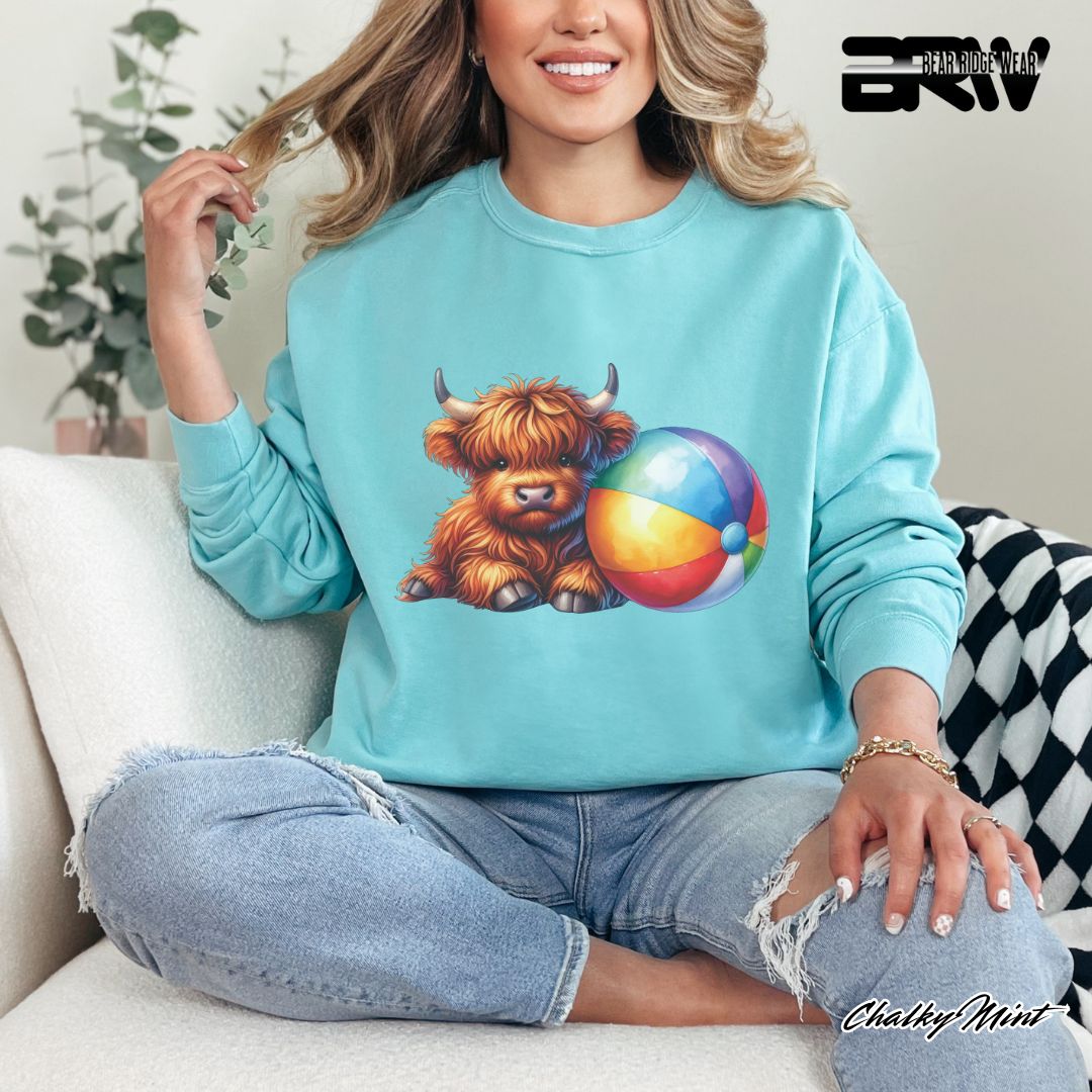 'Highland Cow-Beachball' Summer Crewneck Sweatshirt