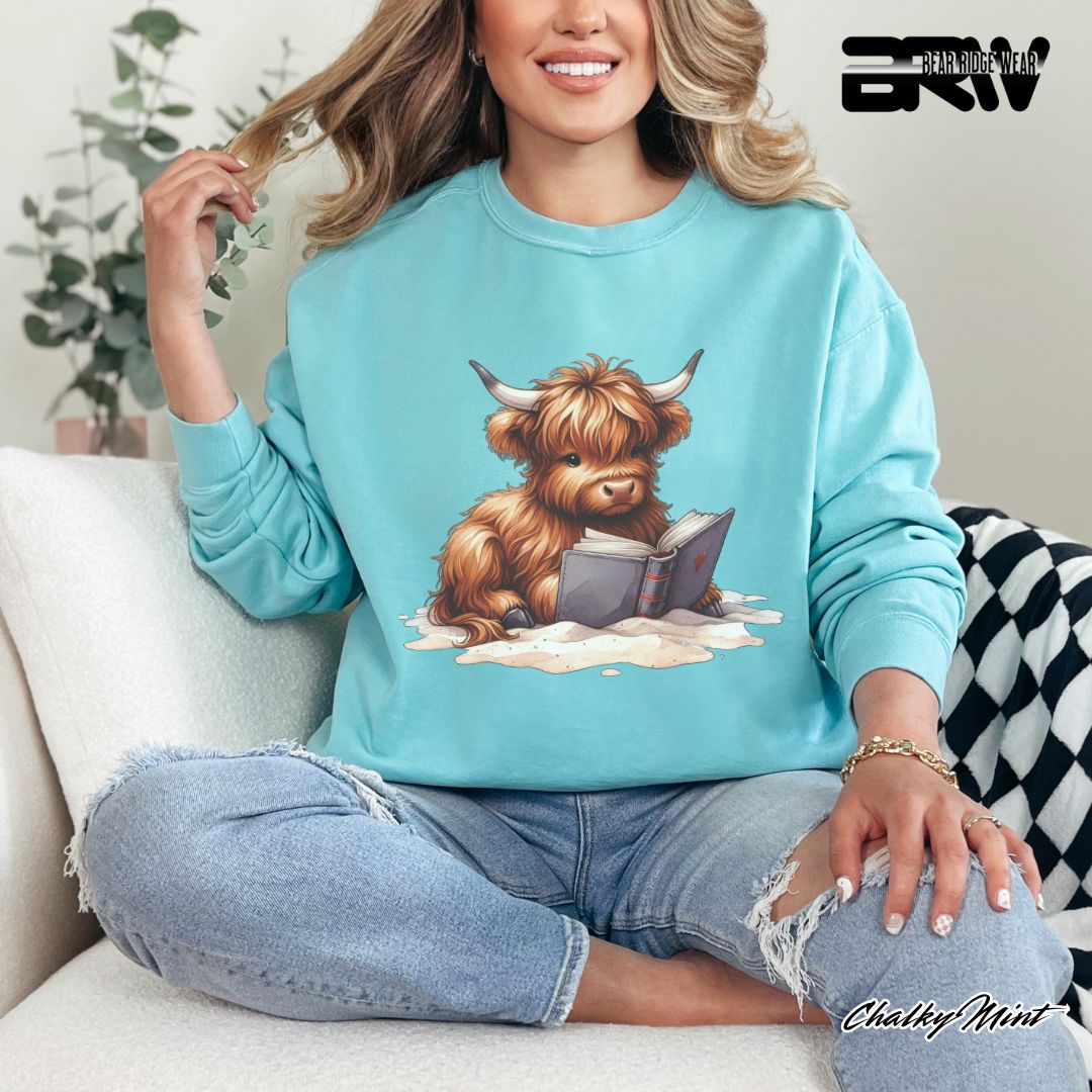 'Highland Cow-Beach-Book' Summer Crewneck Sweatshirt