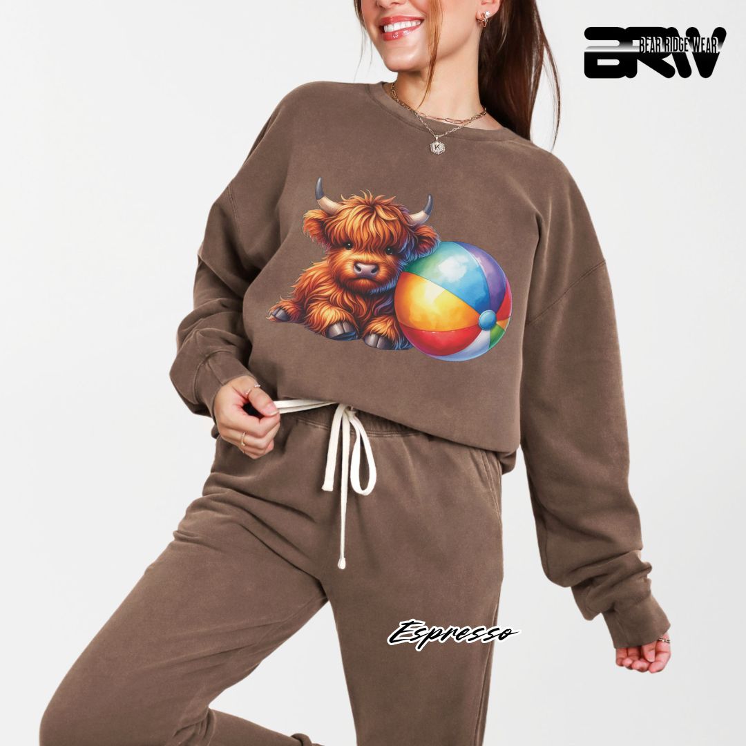'Highland Cow-Beachball' Summer Crewneck Sweatshirt