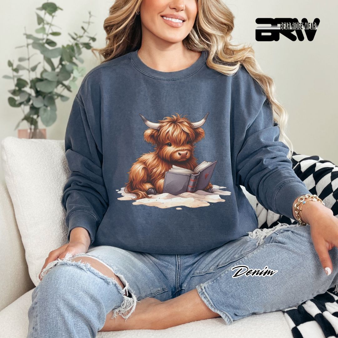 'Highland Cow-Beach-Book' Summer Crewneck Sweatshirt