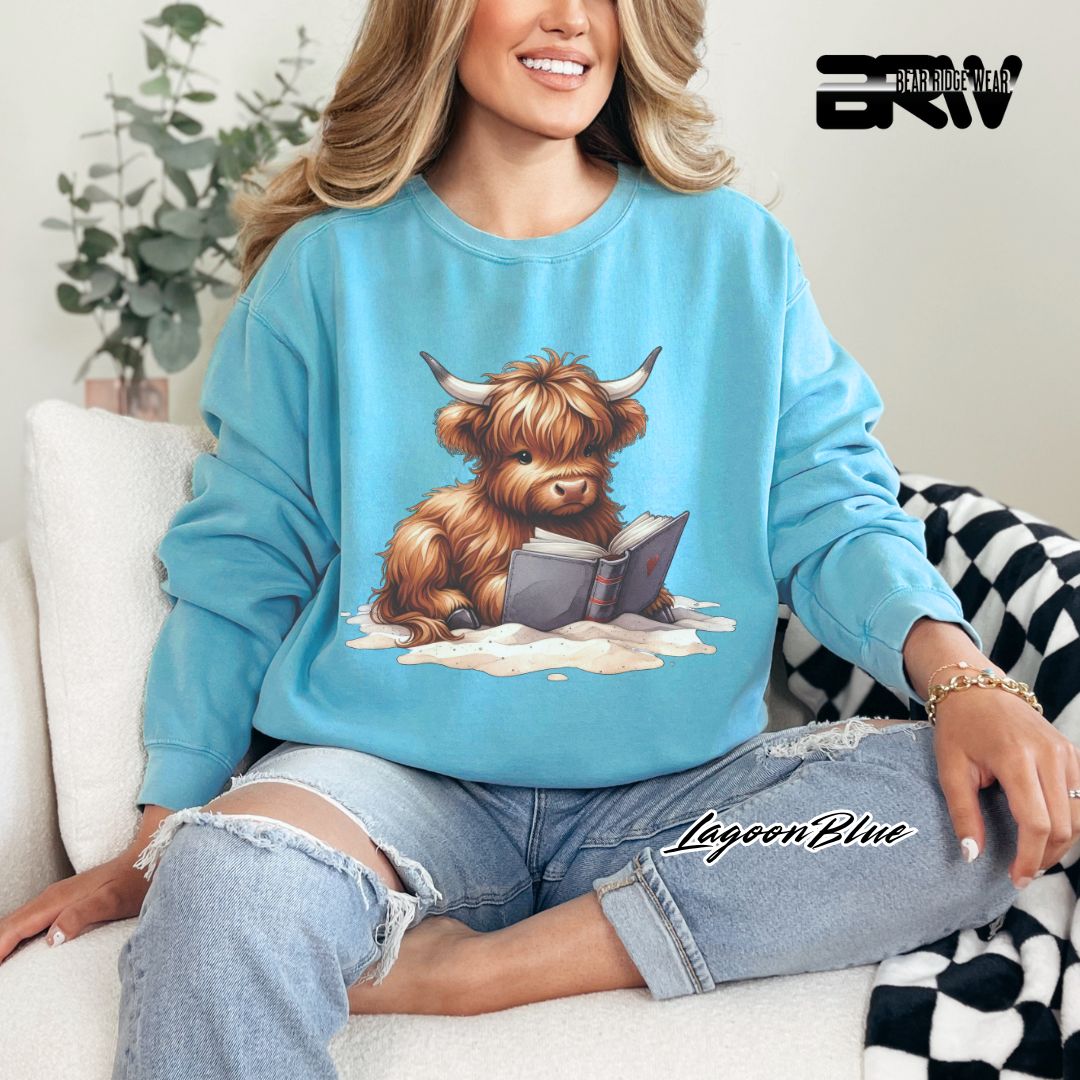 'Highland Cow-Beach-Book' Summer Crewneck Sweatshirt